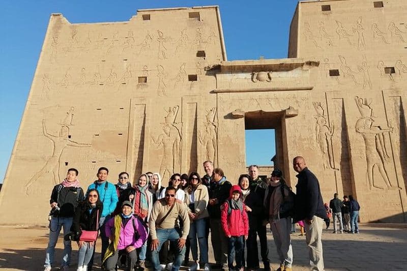 Assouan: visite guidée du haut barrage, de l'obélisque et du temple de Philae en bateau à moteur
