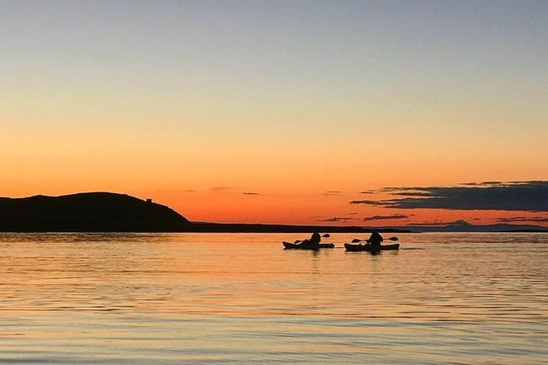 Billet Aventure de kayak au soleil de minuit par le mont. Kirkjufell