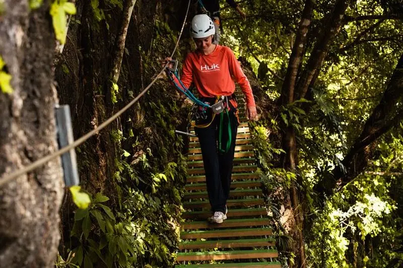 Escalade, Ponts suspendus, River Tubing & Déjeuner