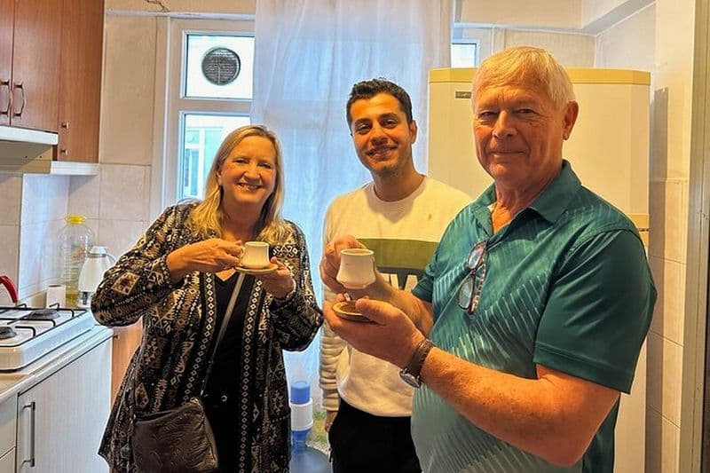 Cuisine et dégustation de café turc d'Istanbul avec les habitants à la maison