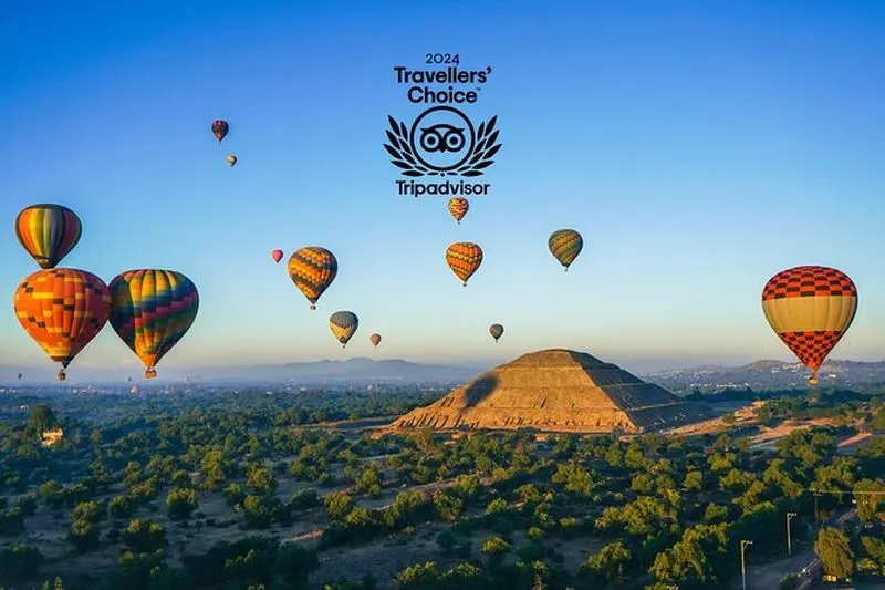 Vol en montgolfière + prise en charge à Mexico + Petit-déjeuner dans une grotte + Pyramides